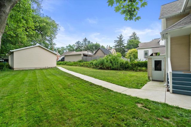 W58N455 Hilbert AVENUE, Cedarburg, WI 53012