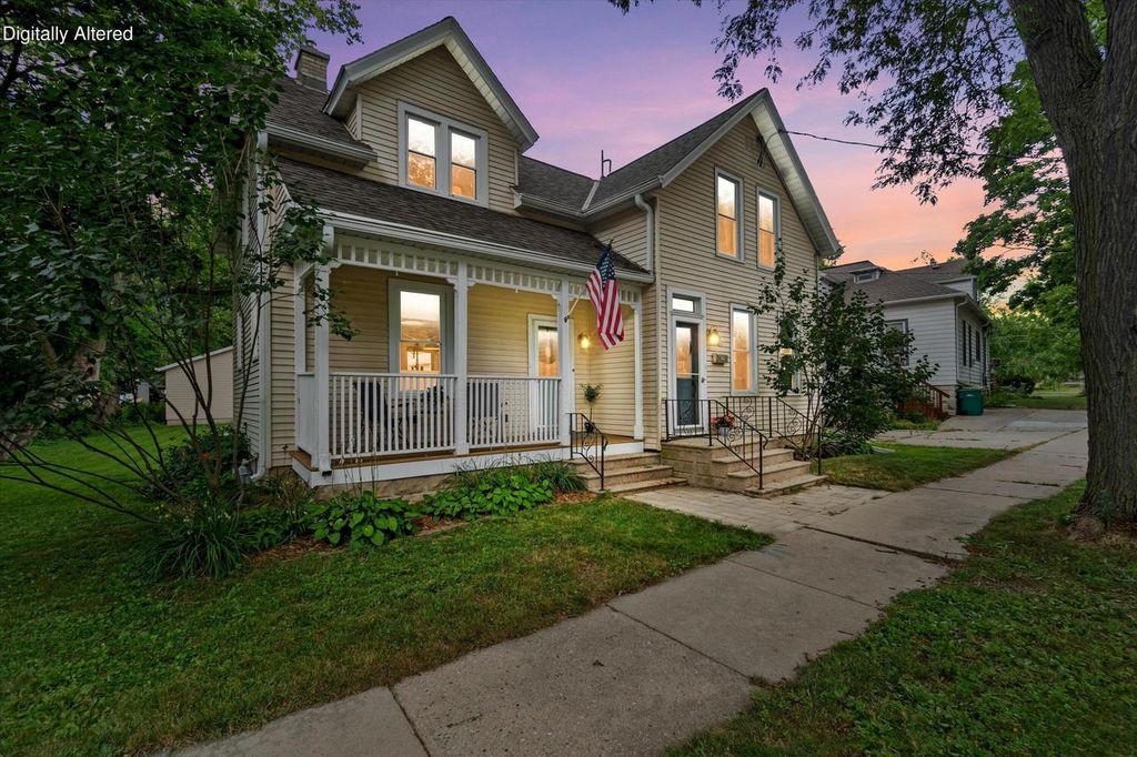W58N455 Hilbert AVENUE, Cedarburg, WI 53012