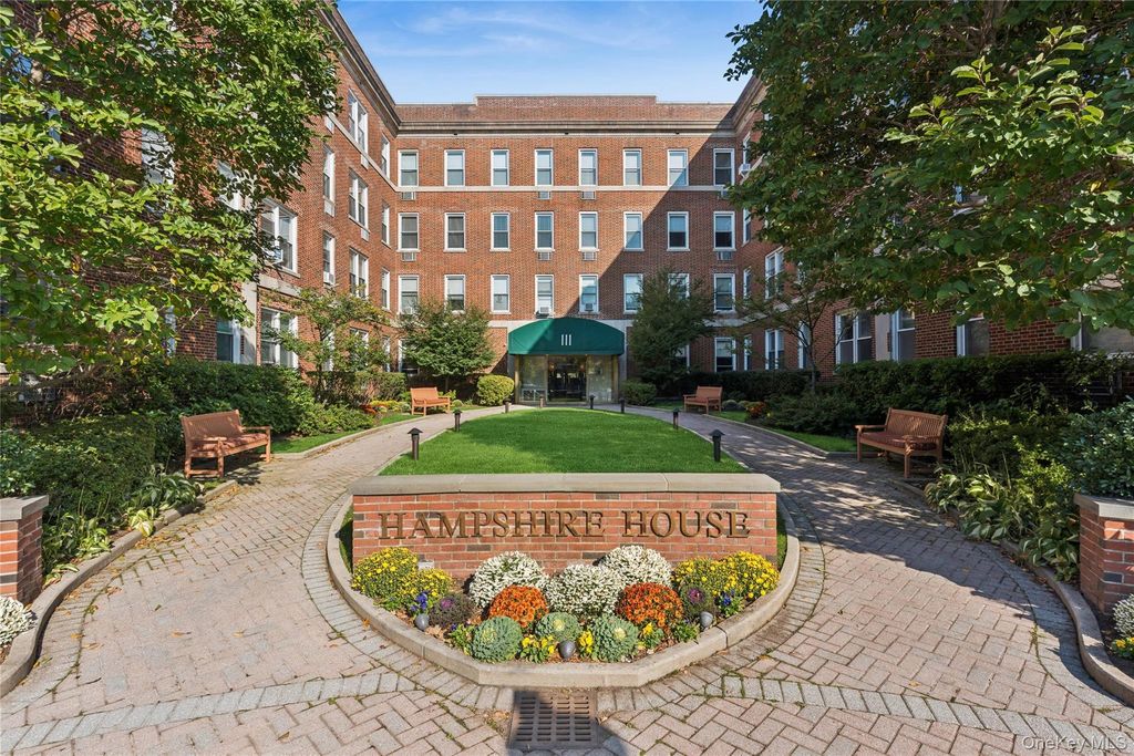 111 7th Street 404, Garden City, NY 11530 — exterior