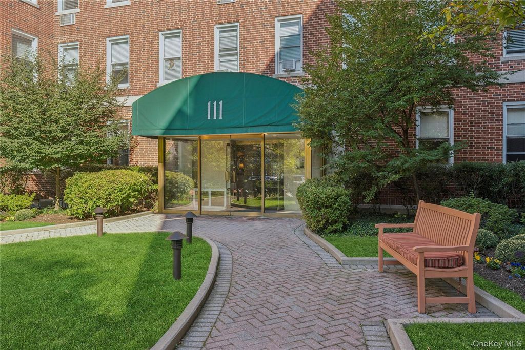 111 7th Street 404, Garden City, NY 11530 — photo 2