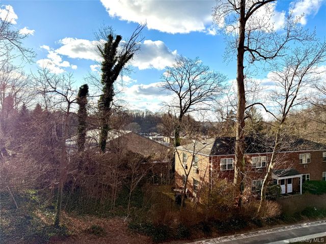 30 Pearsall Avenue 2J, Glen Cove, NY 11542