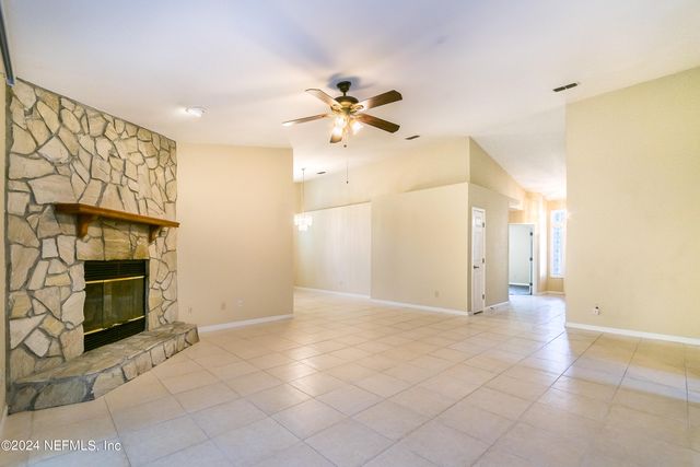 8642 HAMMOND FOREST Drive, Jacksonville, FL 32221