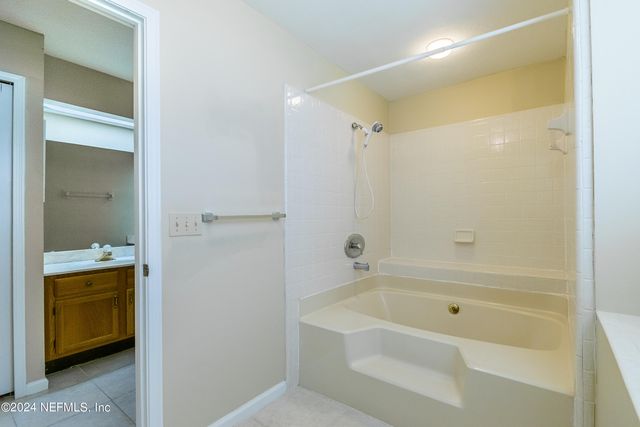 8642 HAMMOND FOREST Drive, Jacksonville, FL 32221