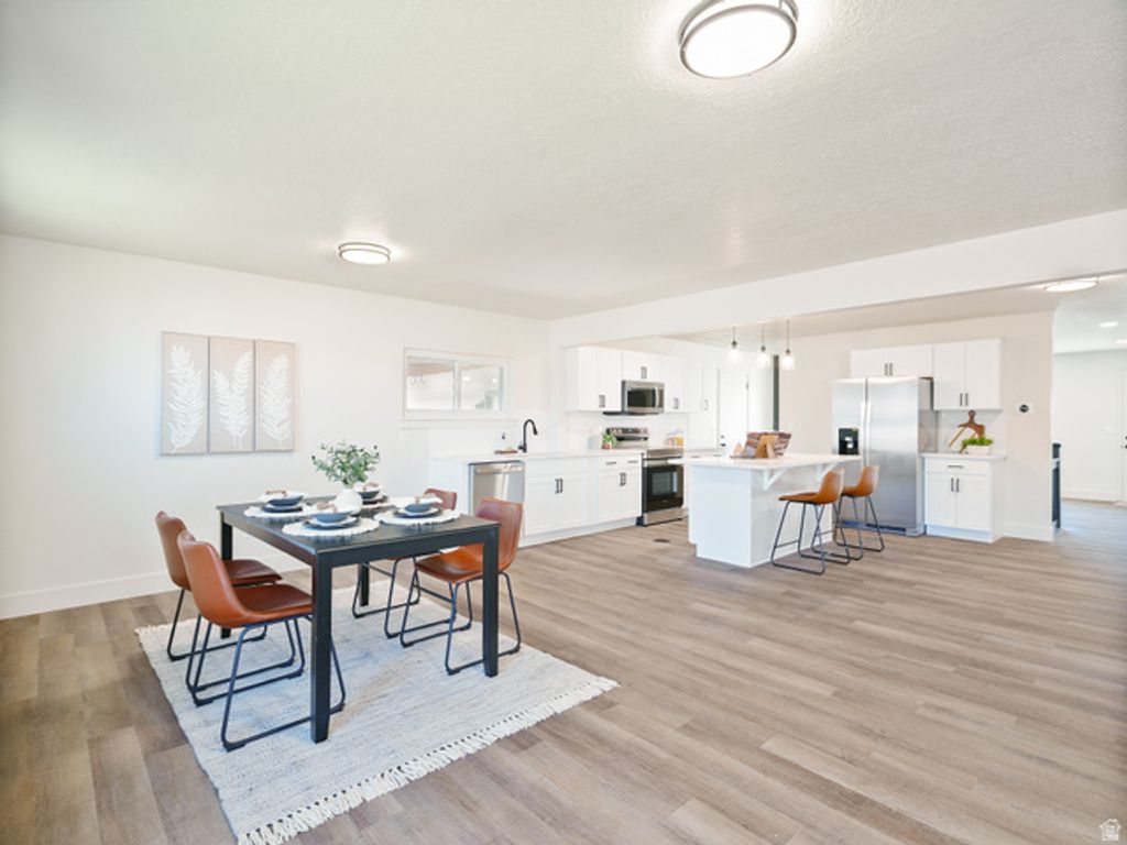 Image 7 of property listing at 5229 S KINGSWOOD DR, Taylorsville, UT 84129