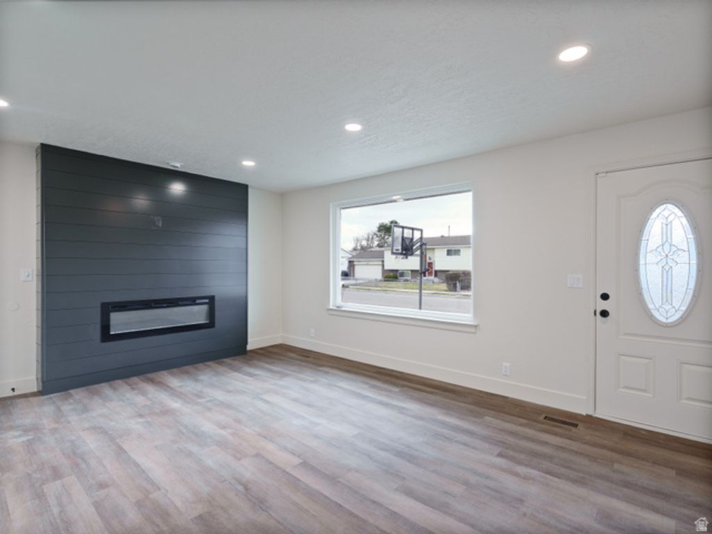 Image 10 of property listing at 5229 S KINGSWOOD DR, Taylorsville, UT 84129