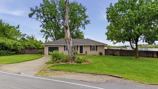 2450 Lowenstein Drive, Lee's Summit, MO 64081