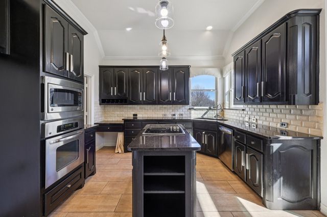 806 Parkwood Court, Mckinney, TX 75072