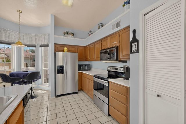 560 Eastlake Drive SE, Rio Rancho, NM 87124
