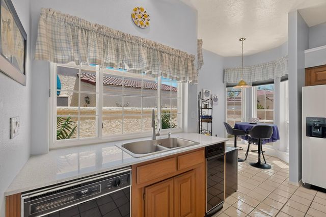 560 Eastlake Drive SE, Rio Rancho, NM 87124