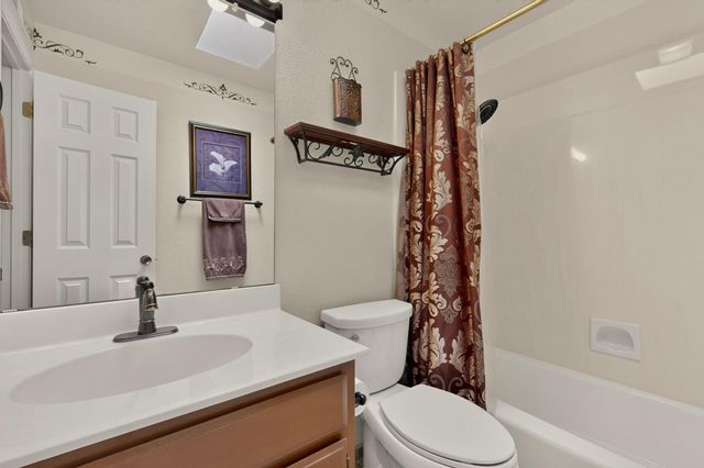 560 Eastlake Drive SE, Rio Rancho, NM 87124