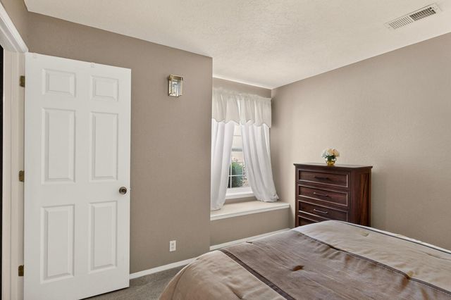 560 Eastlake Drive SE, Rio Rancho, NM 87124