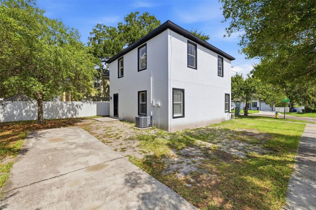 Image 21 of property listing at 319 E HANLON STREET, Tampa, FL 33604