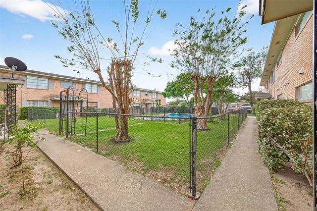 1230 Shadowdale Drive 17, Houston, TX 77043