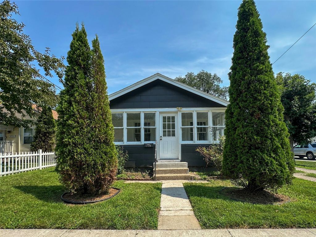 1719 E 24th Street, Des Moines, IA 50317