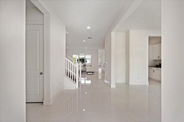 8059 Hobbes Way, Palm Beach Gardens, FL 33418