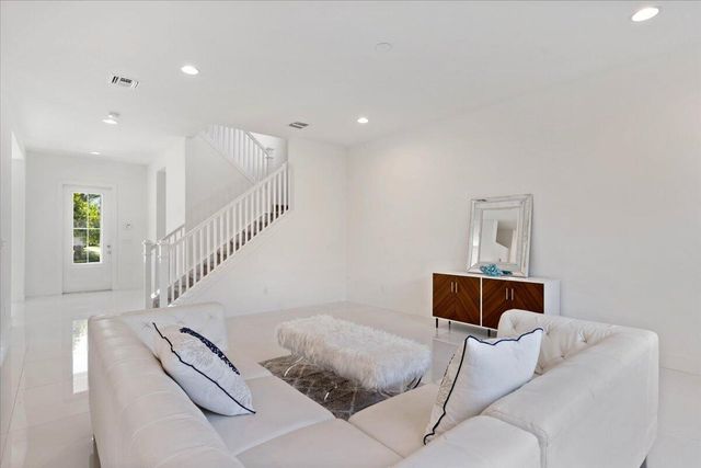 8059 Hobbes Way, Palm Beach Gardens, FL 33418