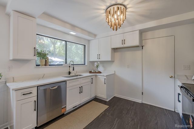3161 Woodcrest Road, Rochester Hills, MI 48309
