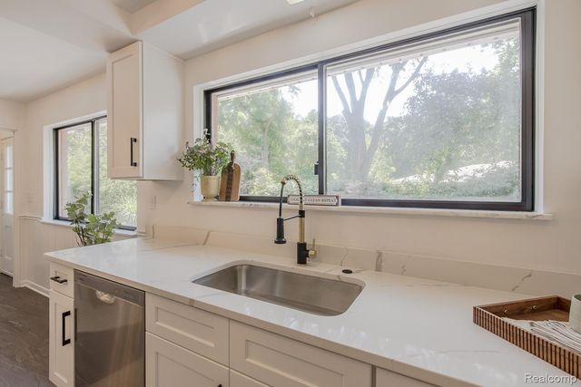 3161 Woodcrest Road, Rochester Hills, MI 48309