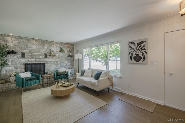 3161 Woodcrest Road, Rochester Hills, MI 48309