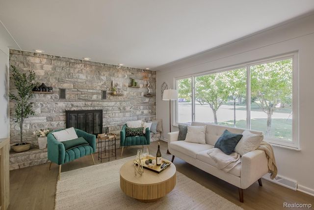 3161 Woodcrest Road, Rochester Hills, MI 48309