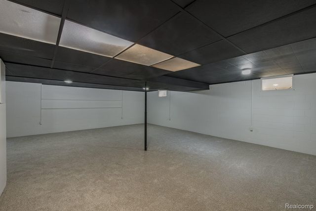 3161 Woodcrest Road, Rochester Hills, MI 48309