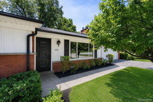 3161 Woodcrest Road, Rochester Hills, MI 48309