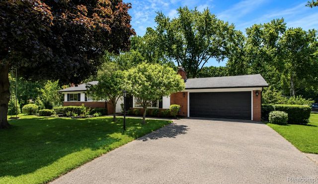 3161 Woodcrest Road, Rochester Hills, MI 48309