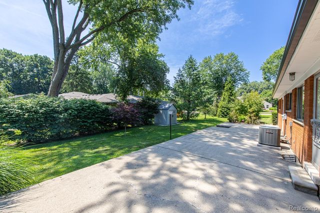 3161 Woodcrest Road, Rochester Hills, MI 48309