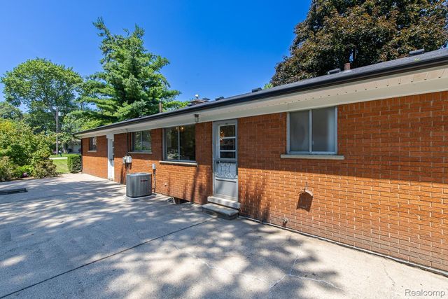 3161 Woodcrest Road, Rochester Hills, MI 48309