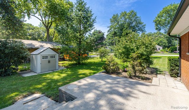 3161 Woodcrest Road, Rochester Hills, MI 48309