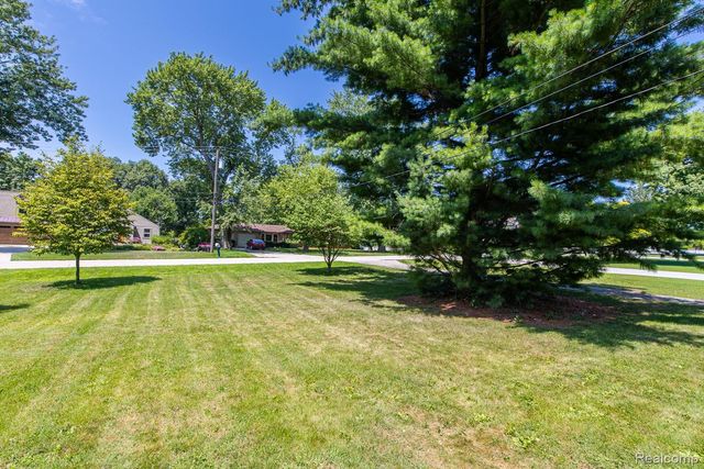 3161 Woodcrest Road, Rochester Hills, MI 48309