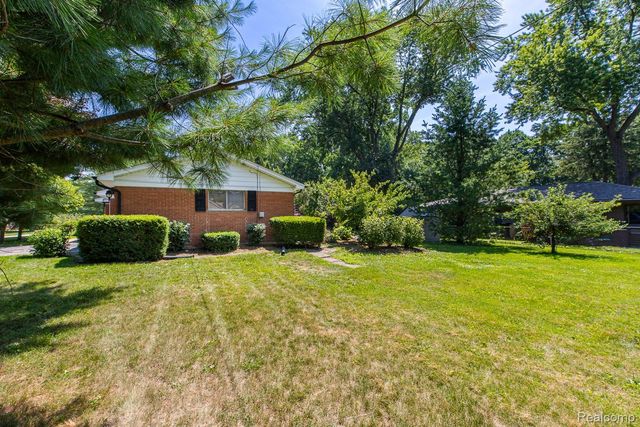 3161 Woodcrest Road, Rochester Hills, MI 48309