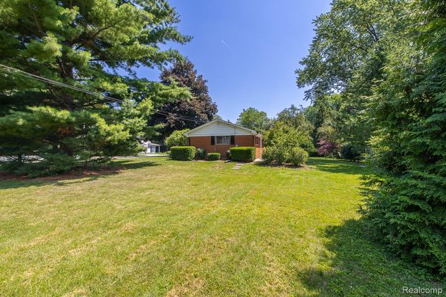 3161 Woodcrest Road, Rochester Hills, MI 48309