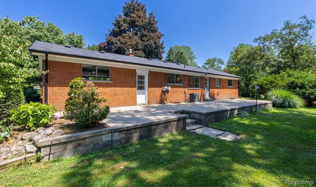 3161 Woodcrest Road, Rochester Hills, MI 48309