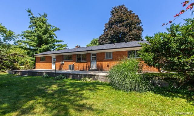 3161 Woodcrest Road, Rochester Hills, MI 48309