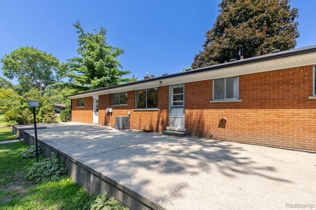 3161 Woodcrest Road, Rochester Hills, MI 48309
