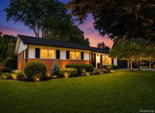 3161 Woodcrest Road, Rochester Hills, MI 48309