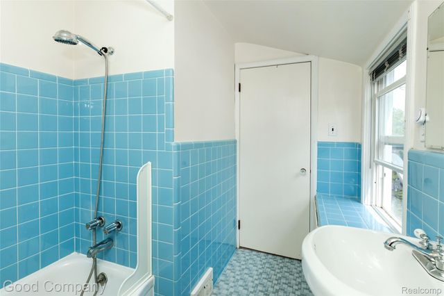 23645 Lawrence Avenue, Dearborn, MI 48128