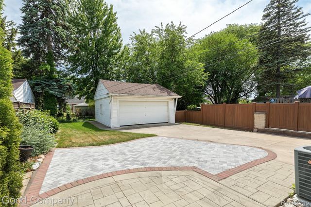 23645 Lawrence Avenue, Dearborn, MI 48128