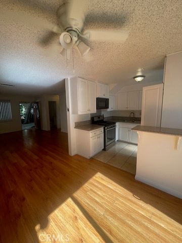 17045 Roscoe 14, Northridge, CA 91325
