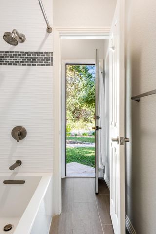 27 Stillmeadow DR, The Hills, TX 78738