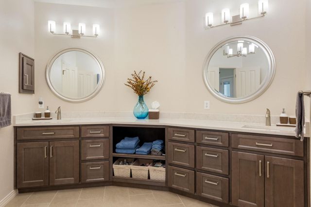 27 Stillmeadow DR, The Hills, TX 78738