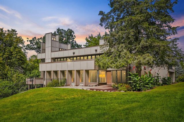 1706 Willow Bend Road, Cedar Falls, IA 50613