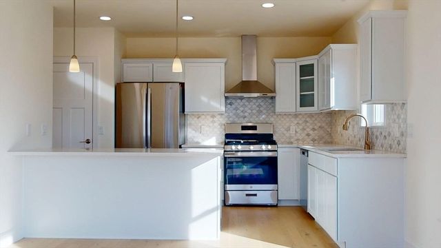 29 Parkers Neck Rd, Yarmouth, MA 02664