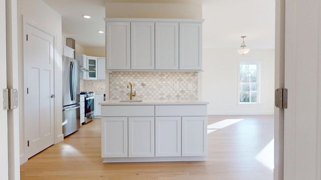 29 Parkers Neck Rd, Yarmouth, MA 02664