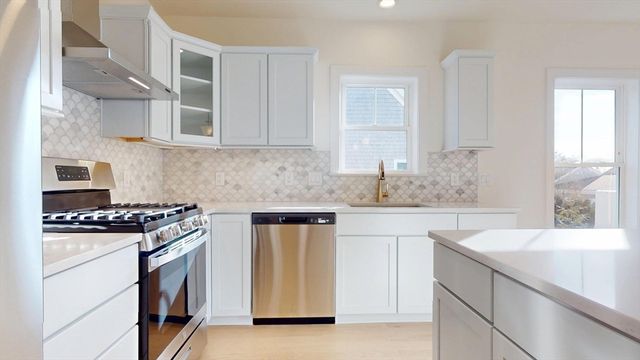 29 Parkers Neck Rd, Yarmouth, MA 02664