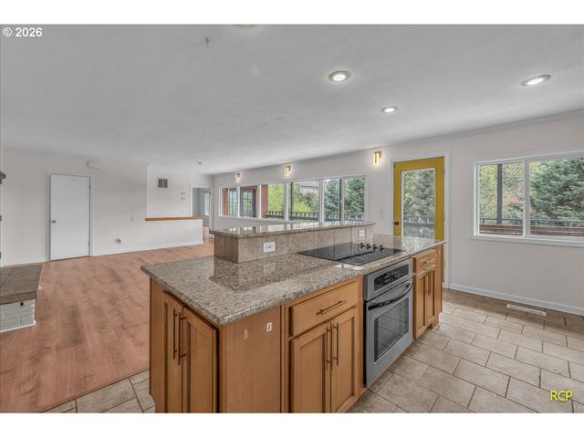 9660 Nw BERMAR Ln, Portland, OR 97229