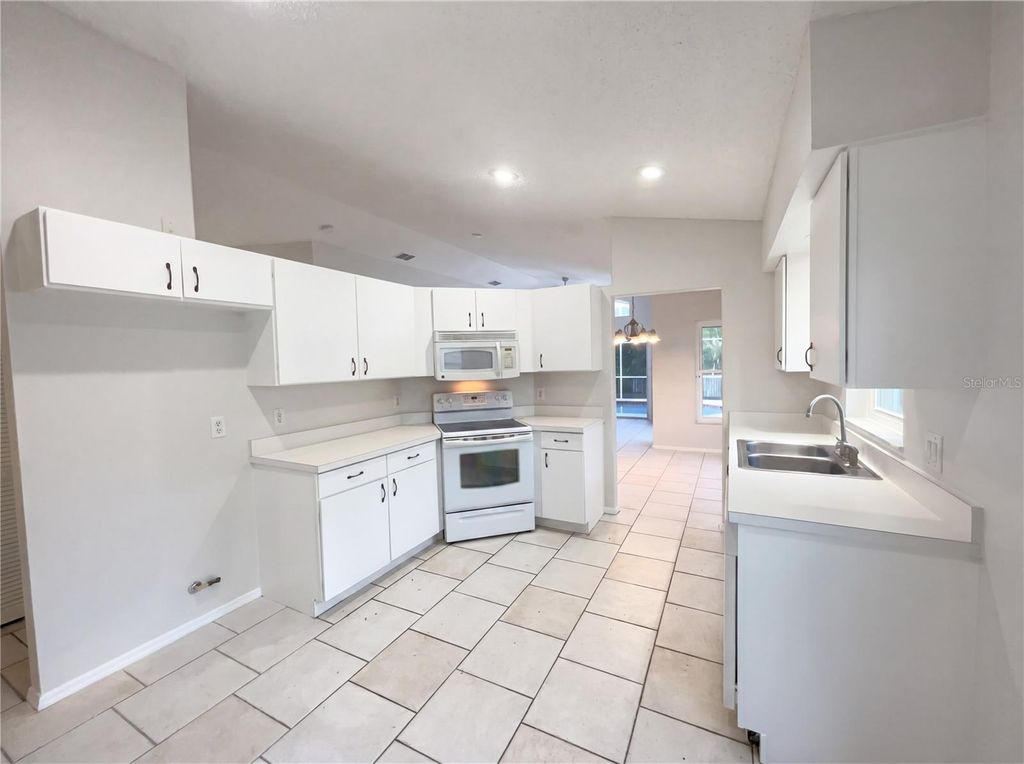 Image 10 of property listing at 255 CORALWOOD COURT, Kissimmee, FL 34743