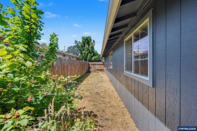 111 Enos St, Amity, OR 97101