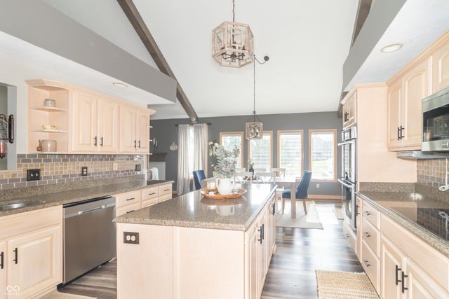 1057 N Cambridge Court, Greenfield, IN 46140